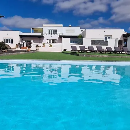 Renovated Mahalo With Swimming Pool & Tennis Court Villa *